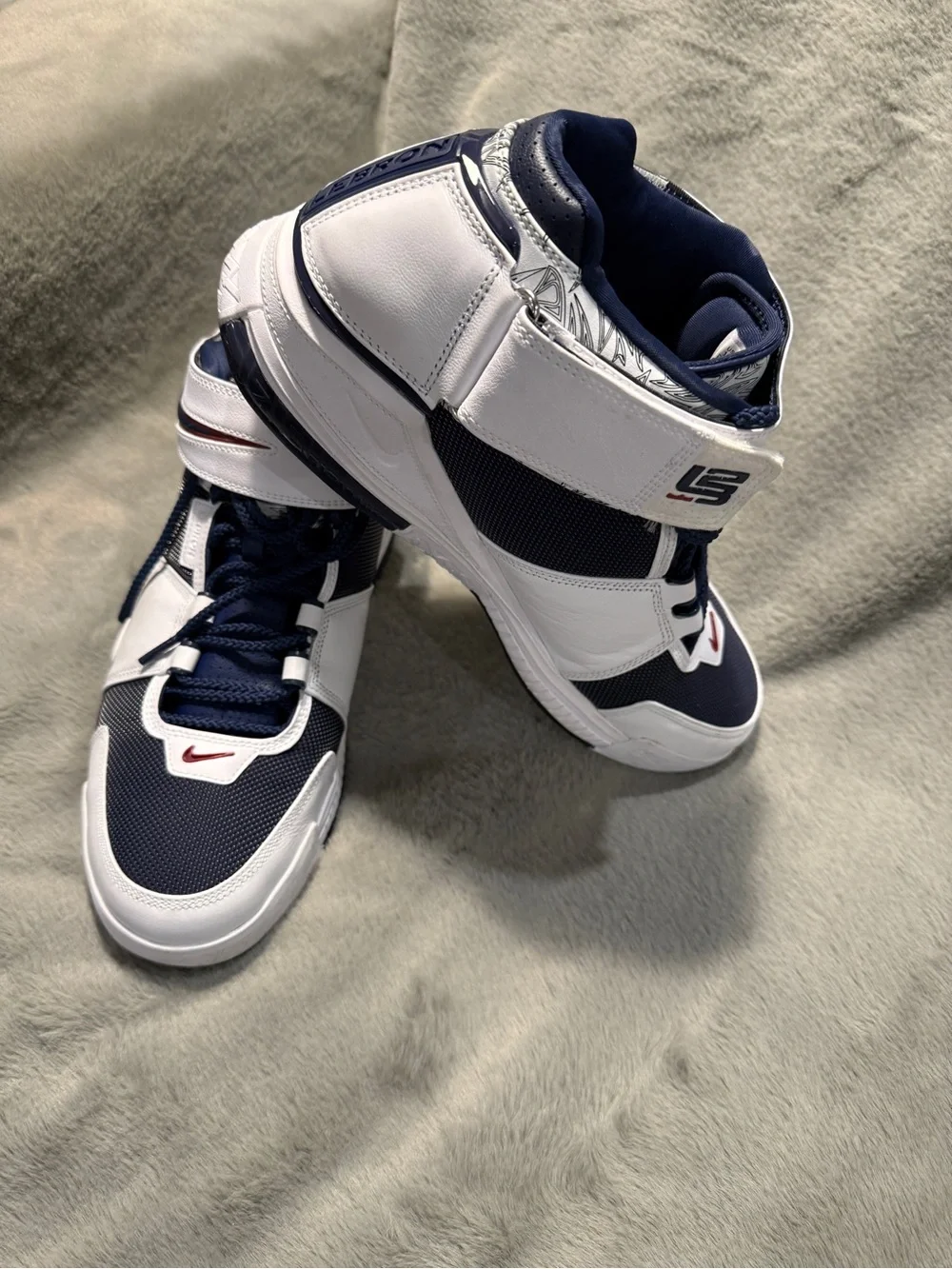 Nike LeBron Zoom 2 Midnight Navy Size 13M lightly worn no box